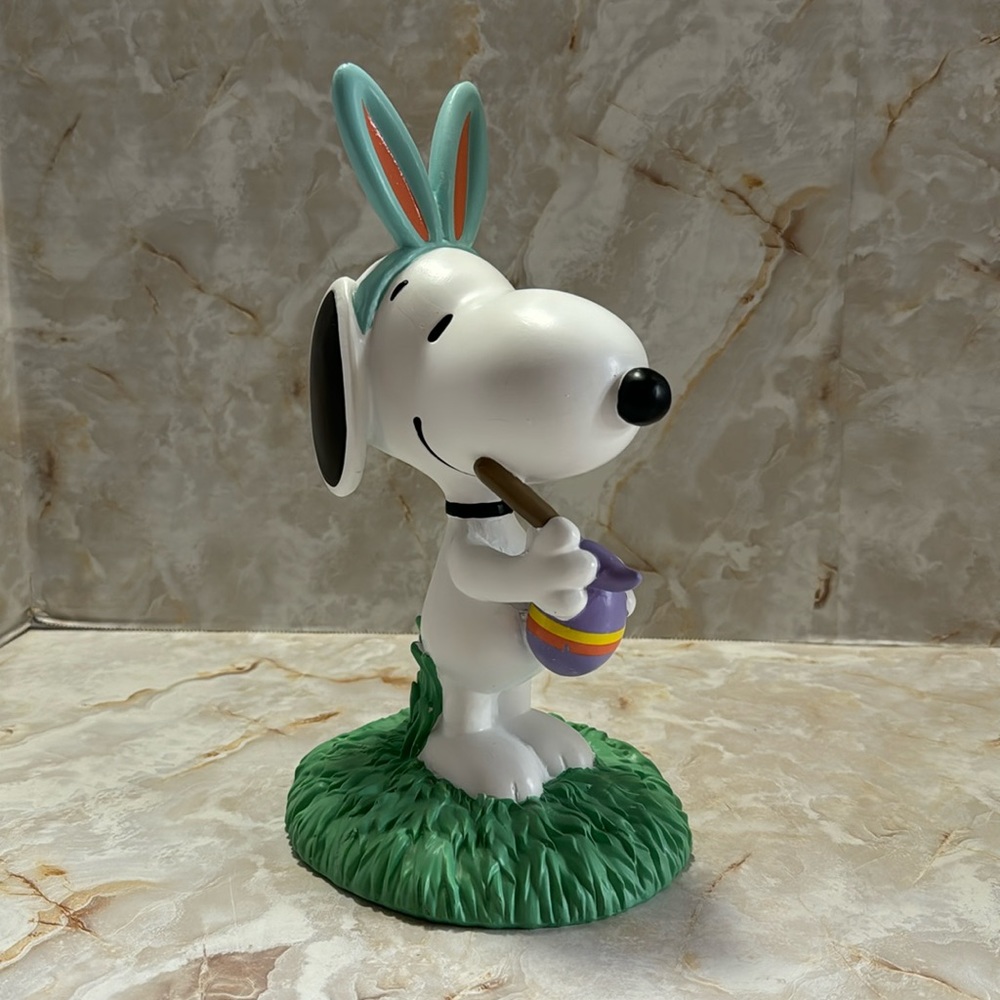 Peanuts: Snoopy Easter theme decorative figurine